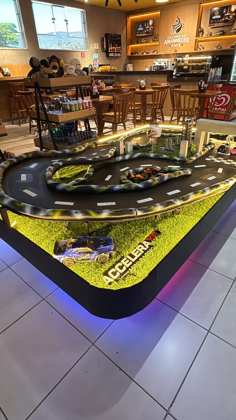 Pista Accelera X8 com iluminação neon